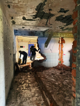 鋼筋鏽蝕樑柱老化結構裂縫地基下陷拆除承重牆或頂樓違建結構安全評估